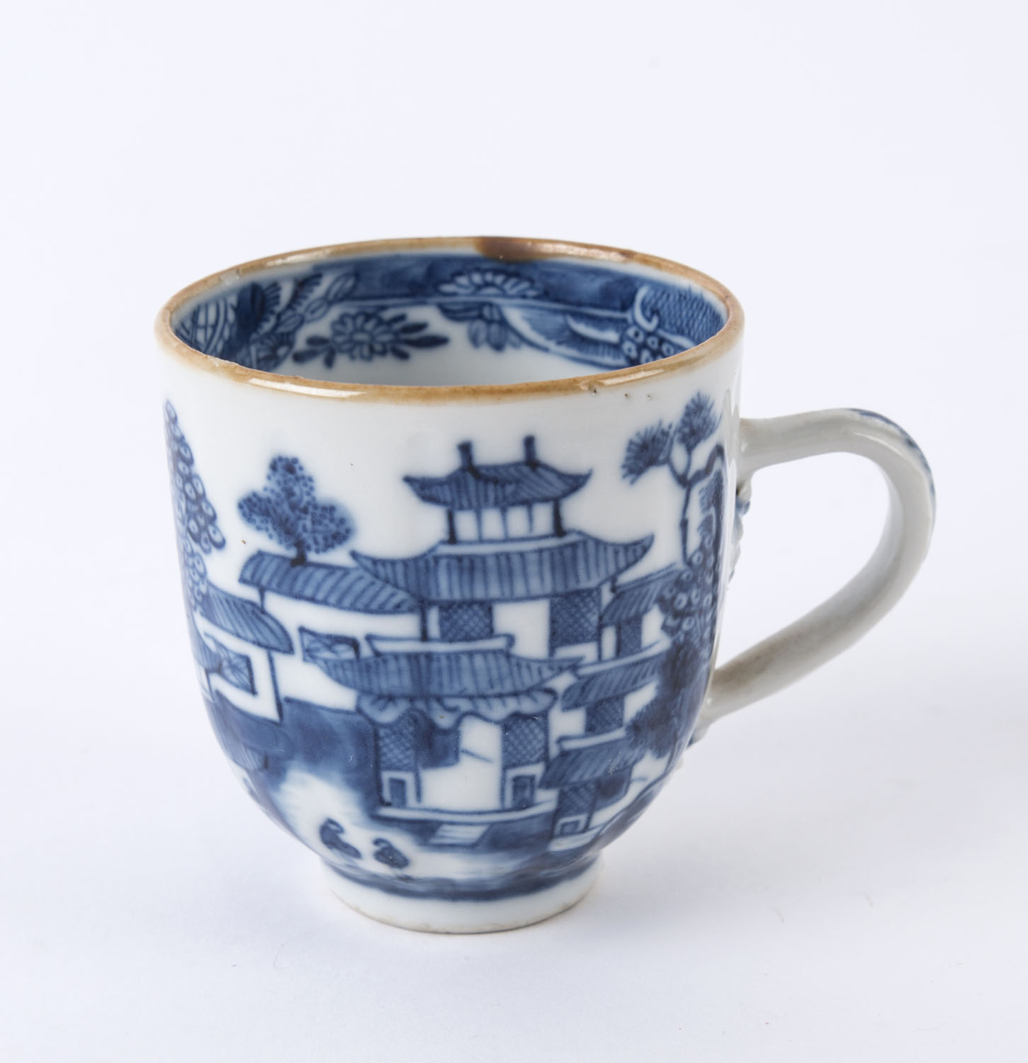 A Chinese Kangxi blue and white porcelain willow pattern cup, Qing ...