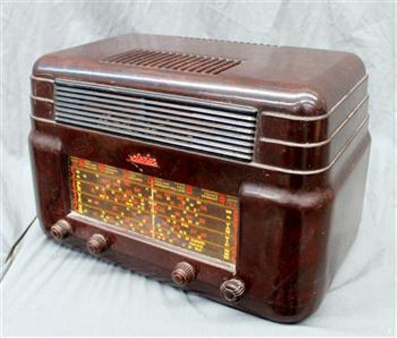 A 1940s Australian Kriesler bakelite radio Model No. 11-7 - Theodore ...